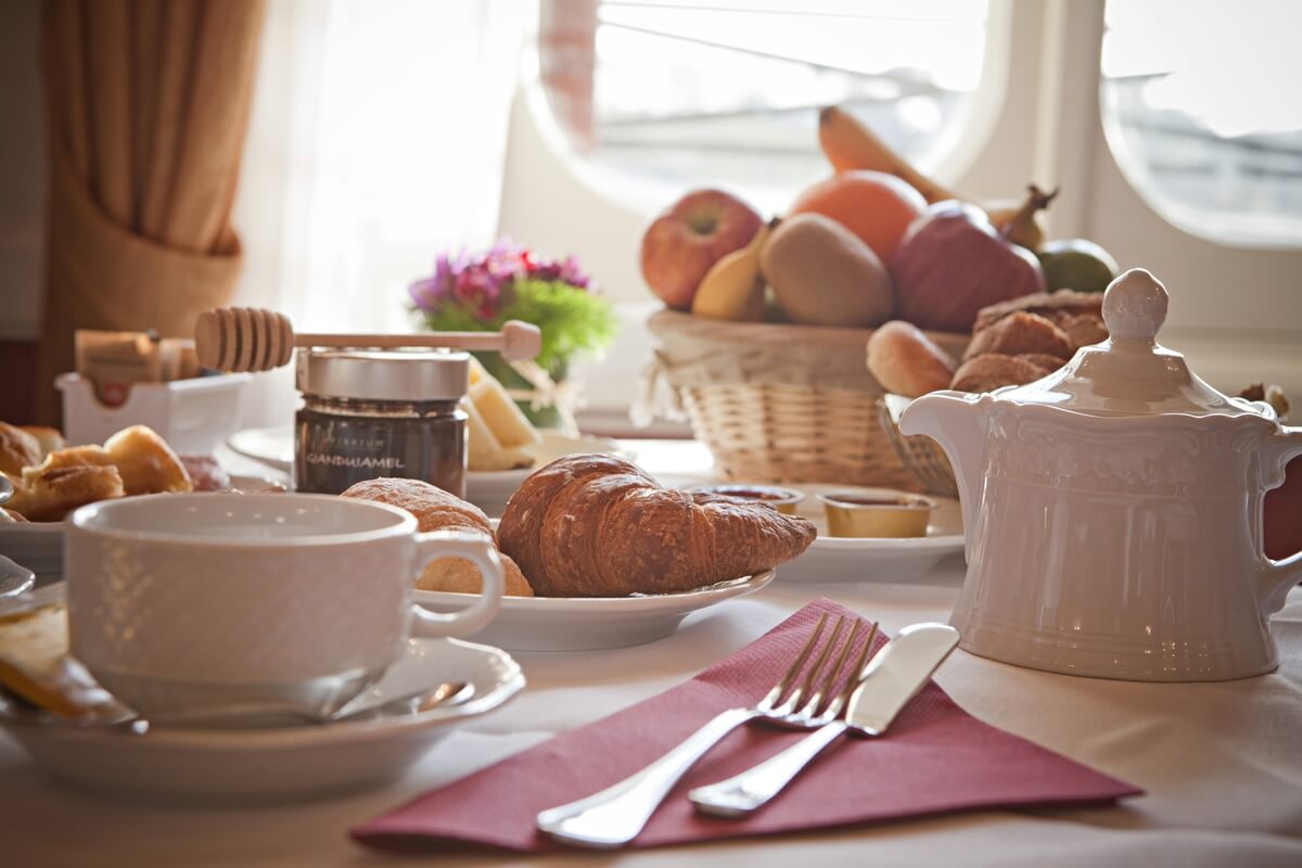 navonaqueenrome-rooftop-colazione-in-terrazza-panoramica-vasca-idromassaggio